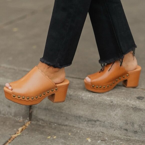 NEW CHOCOLAT BLU Leather Gold Heeled Mules in tan for women 825 6m3 - Picture 1 of 9